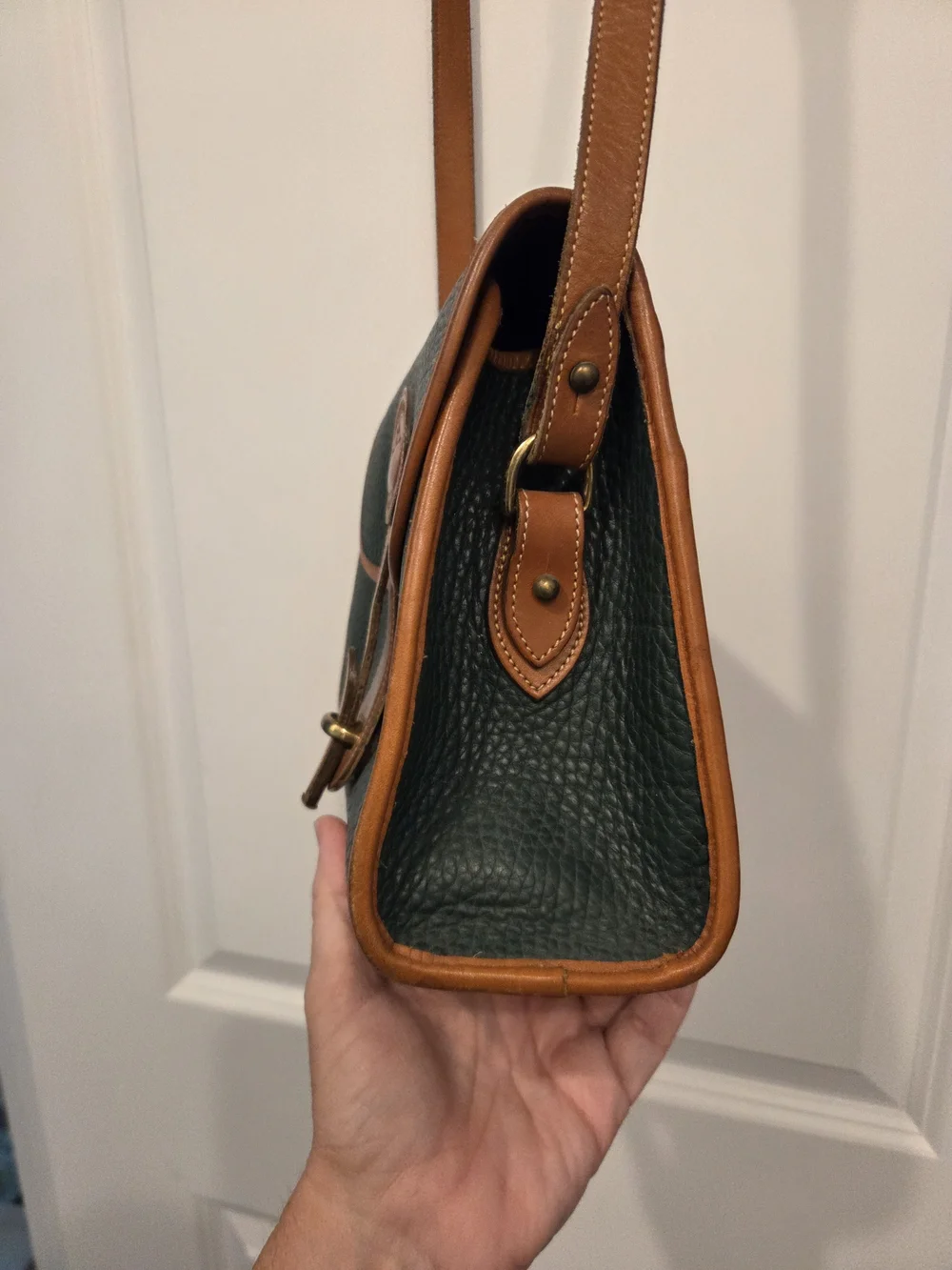 Beautiful vintage Y2K Dooney & Bourke Medium Essex Shoulder Bag (Style R25)